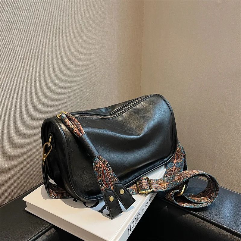 bolsa feminina tiracolo, bolsa feminina simone, bolsa feminina pequena, bolsa feminina média, bolsa feminina couro sintético, bolsa feminina couro PU, bolsa feminina macia, bolsa feminina elegante, bolsa feminina moderna, bolsa feminina casual, bolsa feminina ombro, bolsa feminina transversal, bolsa feminina baguete, bolsa feminina premium, bolsa feminina sofisticada, bolsa feminina fashion, bolsa feminina alça estampada, bolsa feminina alça pavão, bolsa feminina exclusiva, bolsa feminina preta, bolsa femin