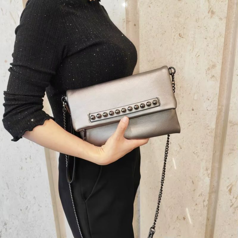 bolsa clutch feminina,
clutch feminina para festa,
bolsa de festa feminina,
bolsa clutch com alça,
clutch feminina elegante,
bolsa feminina para eventos,
bolsa de mão feminina,
clutch estruturada feminina,
bolsa feminina sofisticada,
clutch feminina moderna