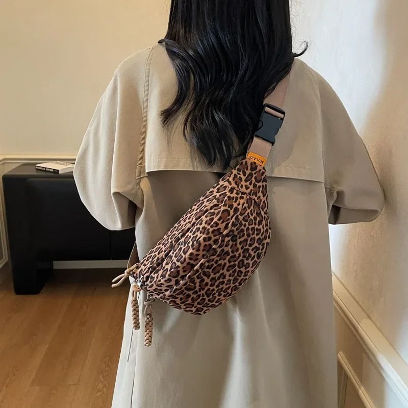 bolsa pochete feminina, bolsa feminina animal print, bolsa feminina leopardo, bolsa feminina estampa de leopardo, pochete feminina moderna, bolsa transversal feminina, bolsa casual feminina, bolsa feminina fashion, bolsa feminina nylon, bolsa feminina estampada, bolsa feminina jovem, bolsa feminina moderna, bolsa feminina confortável, bolsa feminina street style, pochete feminina casual, bolsa feminina compacta, bolsa feminina onça, bolsa feminina leopard print, bolsa feminina estilosa, bolsa feminina Nicol