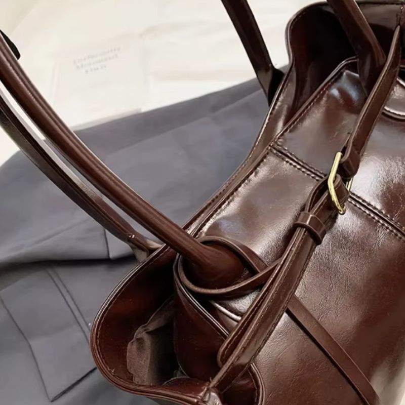 bolsa feminina grande, bolsa feminina de ombro, bolsa grande feminina, bolsa de ombro feminina, bolsa feminina couro PU, bolsa grande couro PU, bolsa feminina Marília, bolsa de ombro grande, bolsa feminina elegante, bolsa feminina moderna, bolsa feminina para trabalho, bolsa feminina para dia a dia, bolsa estilo canoa, bolsa horizontal feminina, bolsa feminina marrom, bolsa feminina preta, bolsa feminina café, bolsa feminina vinho, bolsa couro sintético feminina, bolsa feminina espaçosa