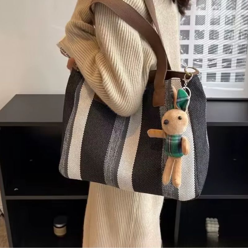 bolsa feminina, bolsa feminina Mel, bolsa Mel, bolsa feminina tipo sacola, bolsa tipo sacola feminina, bolsa sacola feminina, bolsa feminina de tecido, bolsa de tecido feminina, bolsa feminina listrada, bolsa listrada feminina, bolsa de tecido listrada, bolsa feminina tamanho médio, bolsa feminina média, bolsa média feminina, bolsa feminina média espaçosa, bolsa feminina 38 cm, bolsa feminina 38x28, bolsa feminina 38x28x11, bolsa feminina de ombro, bolsa de ombro feminina, bolsa feminina com alça longa, bol
