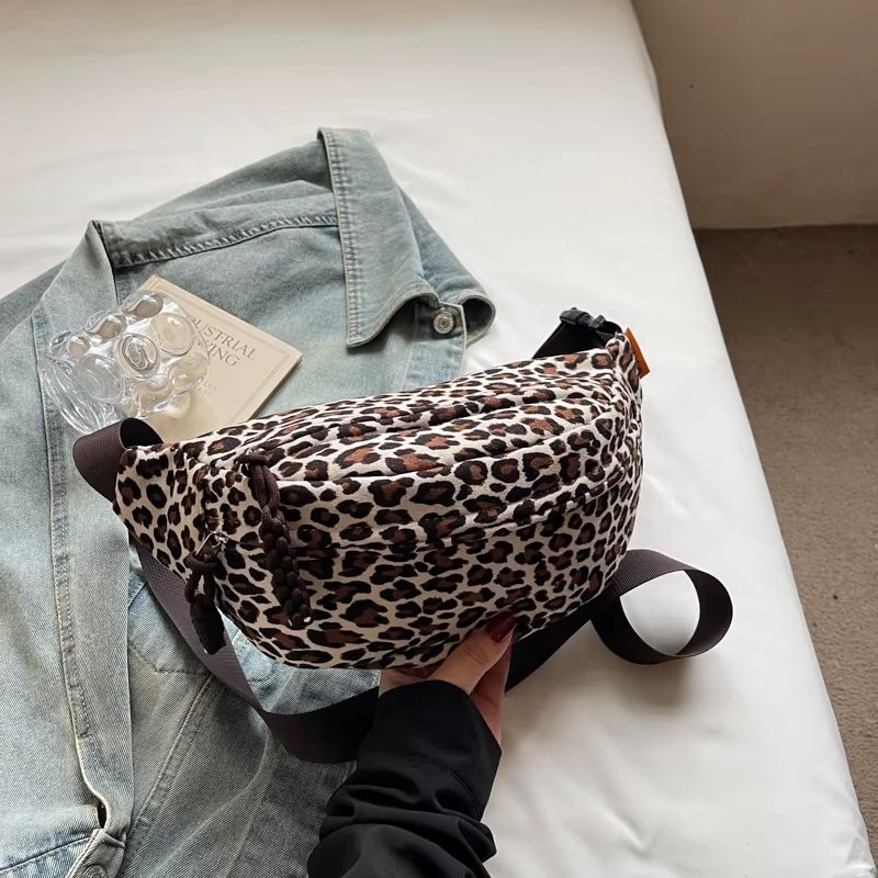 bolsa pochete feminina, bolsa feminina animal print, bolsa feminina leopardo, bolsa feminina estampa de leopardo, pochete feminina moderna, bolsa transversal feminina, bolsa casual feminina, bolsa feminina fashion, bolsa feminina nylon, bolsa feminina estampada, bolsa feminina jovem, bolsa feminina moderna, bolsa feminina confortável, bolsa feminina street style, pochete feminina casual, bolsa feminina compacta, bolsa feminina onça, bolsa feminina leopard print, bolsa feminina estilosa, bolsa feminina Nicol