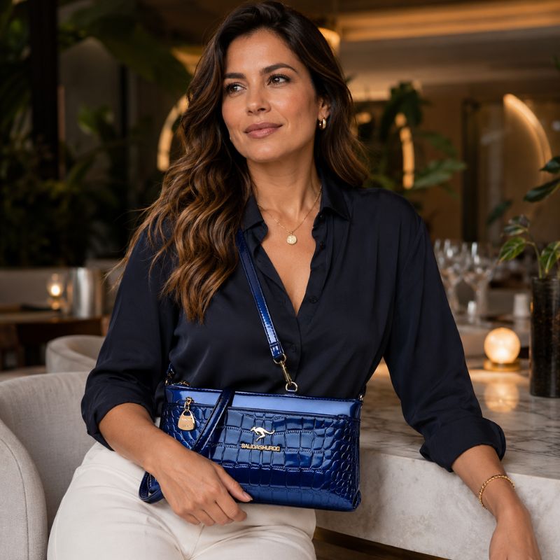 bolsa clutch feminina, bolsa feminina elegante, bolsa feminina sofisticada, bolsa crocodilo feminina, bolsa feminina envernizada, clutch feminina preta, clutch feminina azul, clutch feminina vermelha, bolsa feminina café, bolsa tiracolo feminina elegante, bolsa feminina pequena, bolsa feminina moderna, bolsa feminina premium, bolsa feminina social, clutch feminina luxo, bolsa feminina brilho, bolsa feminina compacta, bolsa feminina transversal, bolsa feminina textura crocodilo, bolsa feminina casual chic, b