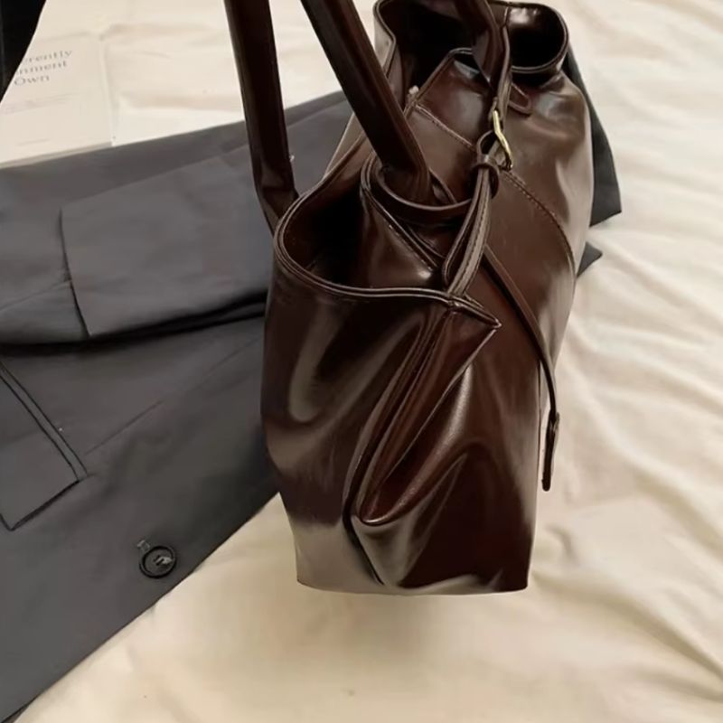 bolsa feminina grande, bolsa feminina de ombro, bolsa grande feminina, bolsa de ombro feminina, bolsa feminina couro PU, bolsa grande couro PU, bolsa feminina Marília, bolsa de ombro grande, bolsa feminina elegante, bolsa feminina moderna, bolsa feminina para trabalho, bolsa feminina para dia a dia, bolsa estilo canoa, bolsa horizontal feminina, bolsa feminina marrom, bolsa feminina preta, bolsa feminina café, bolsa feminina vinho, bolsa couro sintético feminina, bolsa feminina espaçosa
