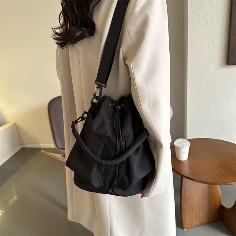 bolsa feminina nylon, bolsa feminina impermeável, bolsa feminina casual, bolsa feminina moderna, bolsa feminina estilo saco, bolsa bucket bag feminina, bolsa feminina tiracolo nylon, bolsa feminina transversal, bolsa feminina leve, bolsa feminina pequena média, bolsa feminina verde, bolsa feminina preta, bolsa feminina off white, bolsa feminina bege, bolsa feminina moderna casual, bolsa feminina para dia a dia, bolsa feminina jovial, bolsa feminina estilosa