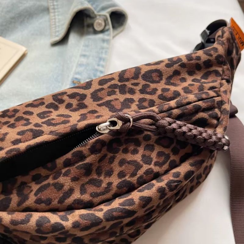 bolsa pochete feminina, bolsa feminina animal print, bolsa feminina leopardo, bolsa feminina estampa de leopardo, pochete feminina moderna, bolsa transversal feminina, bolsa casual feminina, bolsa feminina fashion, bolsa feminina nylon, bolsa feminina estampada, bolsa feminina jovem, bolsa feminina moderna, bolsa feminina confortável, bolsa feminina street style, pochete feminina casual, bolsa feminina compacta, bolsa feminina onça, bolsa feminina leopard print, bolsa feminina estilosa, bolsa feminina Nicol
