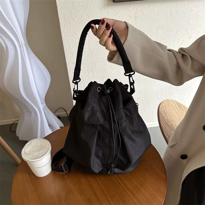 bolsa feminina nylon, bolsa feminina impermeável, bolsa feminina casual, bolsa feminina moderna, bolsa feminina estilo saco, bolsa bucket bag feminina, bolsa feminina tiracolo nylon, bolsa feminina transversal, bolsa feminina leve, bolsa feminina pequena média, bolsa feminina verde, bolsa feminina preta, bolsa feminina off white, bolsa feminina bege, bolsa feminina moderna casual, bolsa feminina para dia a dia, bolsa feminina jovial, bolsa feminina estilosa