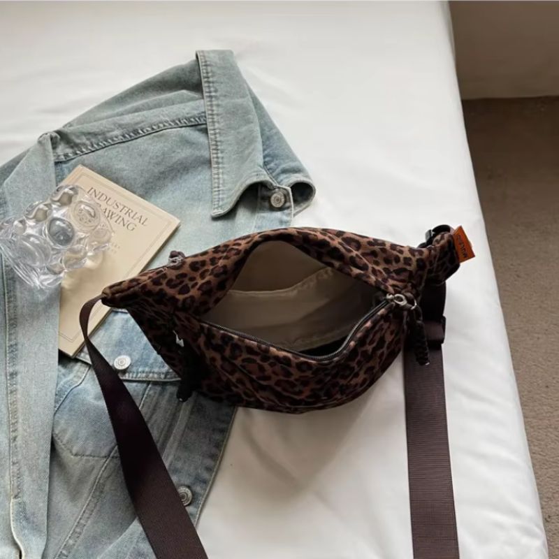 bolsa pochete feminina, bolsa feminina animal print, bolsa feminina leopardo, bolsa feminina estampa de leopardo, pochete feminina moderna, bolsa transversal feminina, bolsa casual feminina, bolsa feminina fashion, bolsa feminina nylon, bolsa feminina estampada, bolsa feminina jovem, bolsa feminina moderna, bolsa feminina confortável, bolsa feminina street style, pochete feminina casual, bolsa feminina compacta, bolsa feminina onça, bolsa feminina leopard print, bolsa feminina estilosa, bolsa feminina Nicol