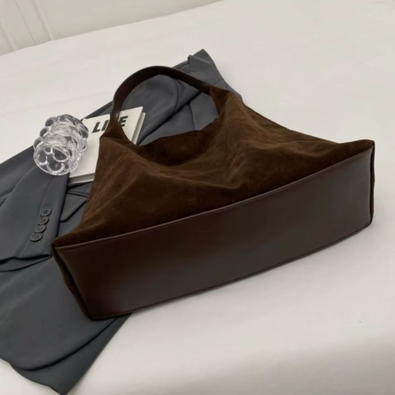 bolsa feminina camurça, bolsa suede feminina, bolsa feminina tipo saco, bolsa feminina de ombro, bolsa feminina grande camurça, bolsa feminina estilo minimalista, bolsa feminina moderna, bolsa feminina elegante, bolsa feminina casual, bolsa feminina macia, bolsa feminina leve, bolsa feminina marrom, bolsa feminina preta