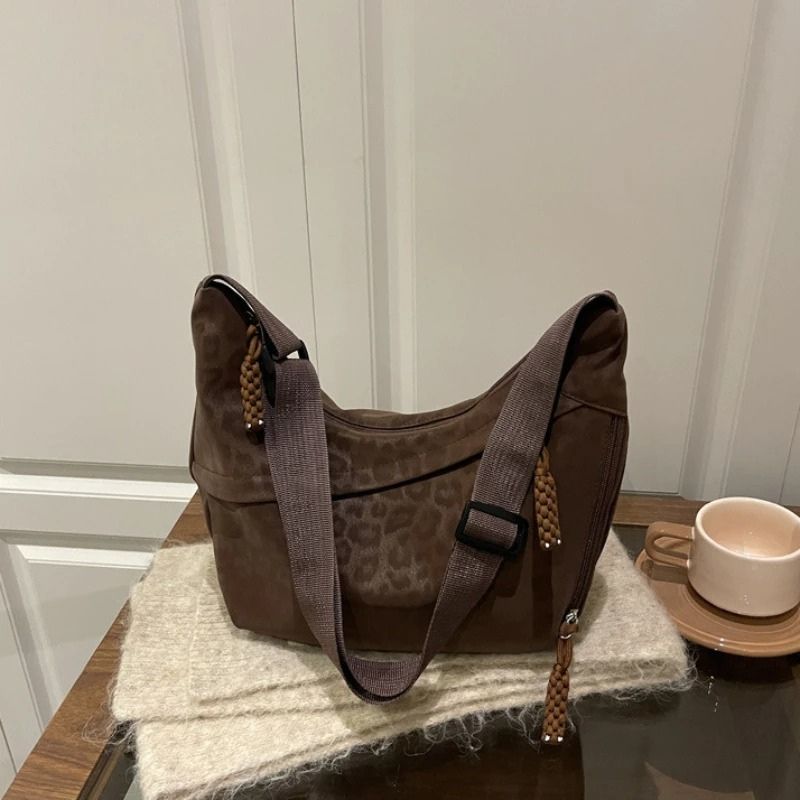 bolsa feminina tiracolo Janine, bolsa feminina, bolsa tiracolo feminina, bolsa feminina média, bolsa feminina casual, bolsa feminina moderna, bolsa feminina elegante, bolsa feminina animal print, bolsa feminina estampa leopardo, bolsa feminina leopardo, bolsa feminina couro ecológico, bolsa feminina premium, bolsa feminina marrom, bolsa feminina preta, bolsa feminina vermelha, bolsa feminina com zíper, bolsa feminina com bolso lateral, bolsa feminina com bolso interno, bolsa feminina para trabalho, bolsa fe