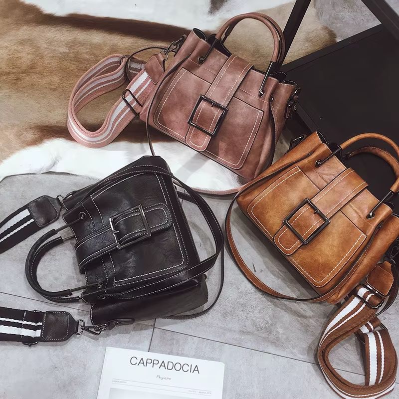 bolsa feminina tiracolo, bolsa feminina moderna, bolsa feminina elegante, bolsa feminina estruturada, bolsa feminina média, bolsa feminina sofisticada, bolsa feminina casual chic, bolsa feminina com alça larga, bolsa feminina transversal, bolsa feminina premium, bolsa feminina caramelo, bolsa feminina preta, bolsa feminina rosé, bolsa feminina fashion, bolsa feminina moderna elegante, bolsa feminina de ombro, bolsa feminina estilosa, bolsa feminina versátil, bolsa feminina para dia a dia, bolsa feminina Ana