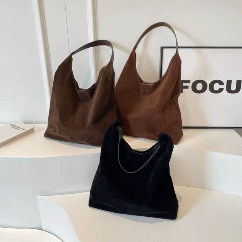 bolsa feminina camurça, bolsa suede feminina, bolsa feminina tipo saco, bolsa feminina de ombro, bolsa feminina grande camurça, bolsa feminina estilo minimalista, bolsa feminina moderna, bolsa feminina elegante, bolsa feminina casual, bolsa feminina macia, bolsa feminina leve, bolsa feminina marrom, bolsa feminina preta