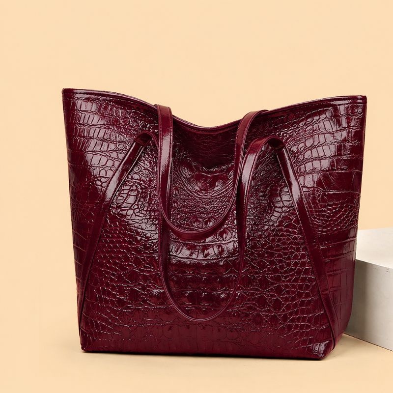 bolsa feminina grande, bolsa feminina tiracolo lisboa, bolsa feminina grande tiracolo, bolsa feminina textura crocodilo, bolsa feminina estilo crocodilo, bolsa feminina envernizada, bolsa feminina brilhante, bolsa feminina elegante, bolsa feminina premium, bolsa feminina sofisticada, bolsa feminina moderna, bolsa feminina luxo, bolsa feminina grande elegante, bolsa feminina para trabalho, bolsa feminina executiva, bolsa feminina espaçosa, bolsa feminina ombro, bolsa feminina casual chic, bolsa feminina fash