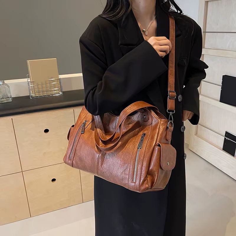 bolsa feminina grande tiracolo, bolsa feminina grande com bolsos, bolsa feminina couro macio grande, bolsa feminina espaçosa, bolsa feminina organizada, bolsa feminina prática grande, bolsa feminina dia a dia grande, bolsa feminina ombro grande, bolsa feminina funcional, bolsa feminina moderna grande, bolsa feminina com ziper, bolsa feminina elegante grande