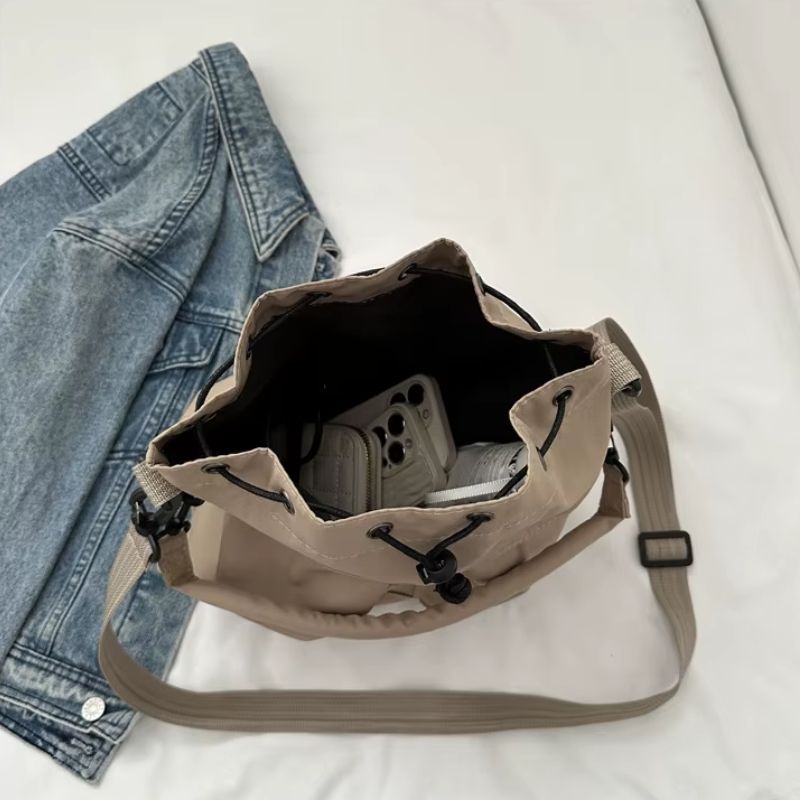 bolsa feminina nylon, bolsa feminina impermeável, bolsa feminina casual, bolsa feminina moderna, bolsa feminina estilo saco, bolsa bucket bag feminina, bolsa feminina tiracolo nylon, bolsa feminina transversal, bolsa feminina leve, bolsa feminina pequena média, bolsa feminina verde, bolsa feminina preta, bolsa feminina off white, bolsa feminina bege, bolsa feminina moderna casual, bolsa feminina para dia a dia, bolsa feminina jovial, bolsa feminina estilosa