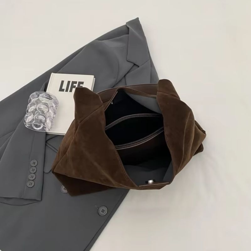 bolsa feminina camurça, bolsa suede feminina, bolsa feminina tipo saco, bolsa feminina de ombro, bolsa feminina grande camurça, bolsa feminina estilo minimalista, bolsa feminina moderna, bolsa feminina elegante, bolsa feminina casual, bolsa feminina macia, bolsa feminina leve, bolsa feminina marrom, bolsa feminina preta