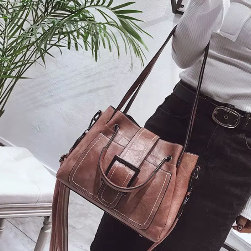 bolsa feminina tiracolo, bolsa feminina moderna, bolsa feminina elegante, bolsa feminina estruturada, bolsa feminina média, bolsa feminina sofisticada, bolsa feminina casual chic, bolsa feminina com alça larga, bolsa feminina transversal, bolsa feminina premium, bolsa feminina caramelo, bolsa feminina preta, bolsa feminina rosé, bolsa feminina fashion, bolsa feminina moderna elegante, bolsa feminina de ombro, bolsa feminina estilosa, bolsa feminina versátil, bolsa feminina para dia a dia, bolsa feminina Ana