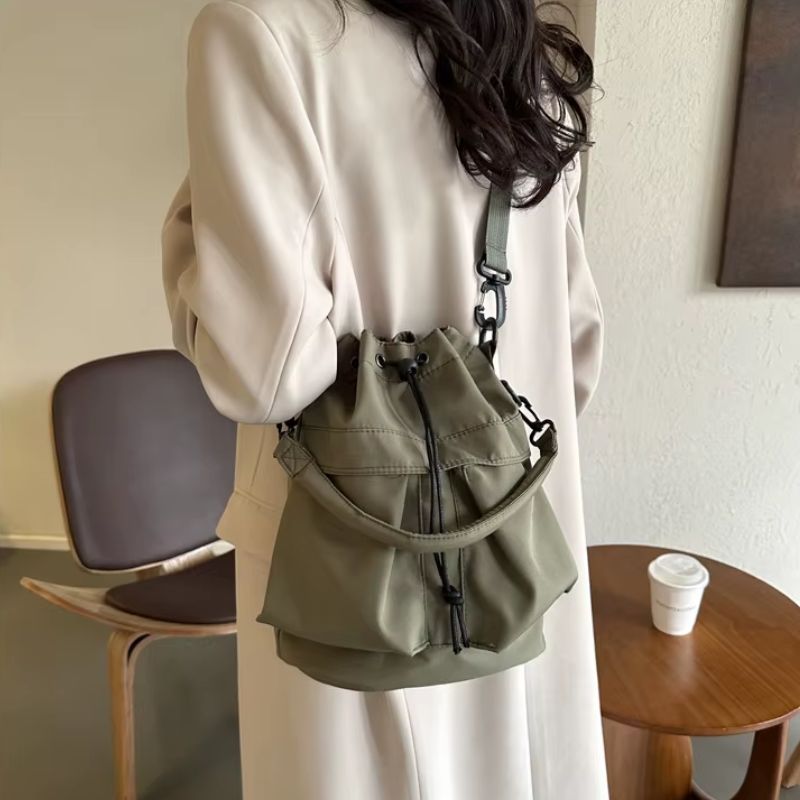 bolsa feminina nylon, bolsa feminina impermeável, bolsa feminina casual, bolsa feminina moderna, bolsa feminina estilo saco, bolsa bucket bag feminina, bolsa feminina tiracolo nylon, bolsa feminina transversal, bolsa feminina leve, bolsa feminina pequena média, bolsa feminina verde, bolsa feminina preta, bolsa feminina off white, bolsa feminina bege, bolsa feminina moderna casual, bolsa feminina para dia a dia, bolsa feminina jovial, bolsa feminina estilosa