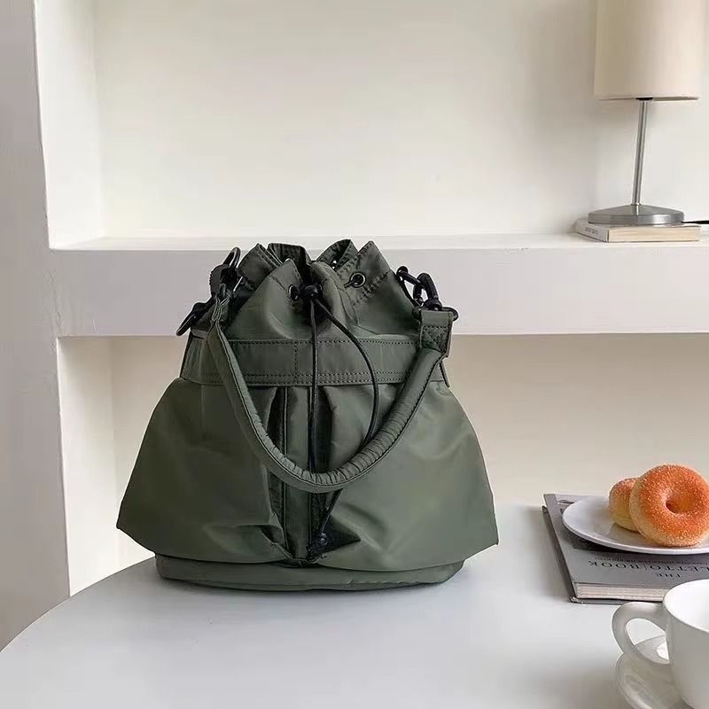 bolsa feminina nylon, bolsa feminina impermeável, bolsa feminina casual, bolsa feminina moderna, bolsa feminina estilo saco, bolsa bucket bag feminina, bolsa feminina tiracolo nylon, bolsa feminina transversal, bolsa feminina leve, bolsa feminina pequena média, bolsa feminina verde, bolsa feminina preta, bolsa feminina off white, bolsa feminina bege, bolsa feminina moderna casual, bolsa feminina para dia a dia, bolsa feminina jovial, bolsa feminina estilosa