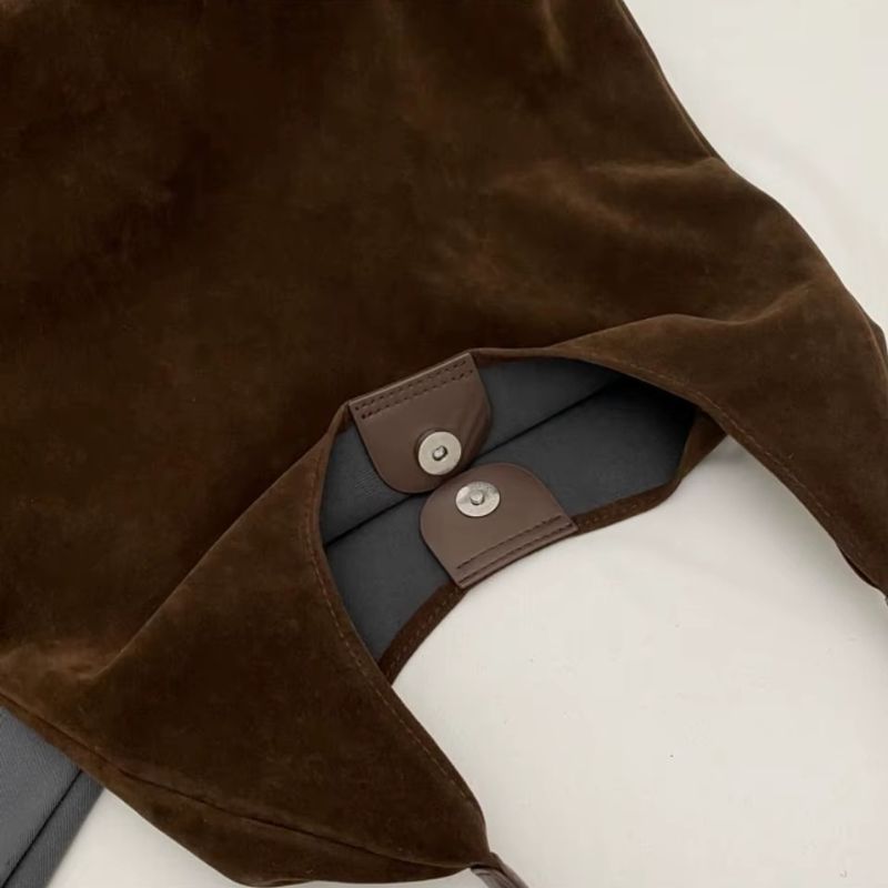 bolsa feminina camurça, bolsa suede feminina, bolsa feminina tipo saco, bolsa feminina de ombro, bolsa feminina grande camurça, bolsa feminina estilo minimalista, bolsa feminina moderna, bolsa feminina elegante, bolsa feminina casual, bolsa feminina macia, bolsa feminina leve, bolsa feminina marrom, bolsa feminina preta