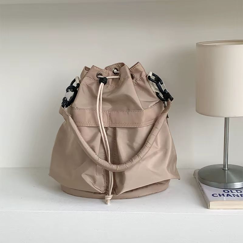 bolsa feminina nylon, bolsa feminina impermeável, bolsa feminina casual, bolsa feminina moderna, bolsa feminina estilo saco, bolsa bucket bag feminina, bolsa feminina tiracolo nylon, bolsa feminina transversal, bolsa feminina leve, bolsa feminina pequena média, bolsa feminina verde, bolsa feminina preta, bolsa feminina off white, bolsa feminina bege, bolsa feminina moderna casual, bolsa feminina para dia a dia, bolsa feminina jovial, bolsa feminina estilosa