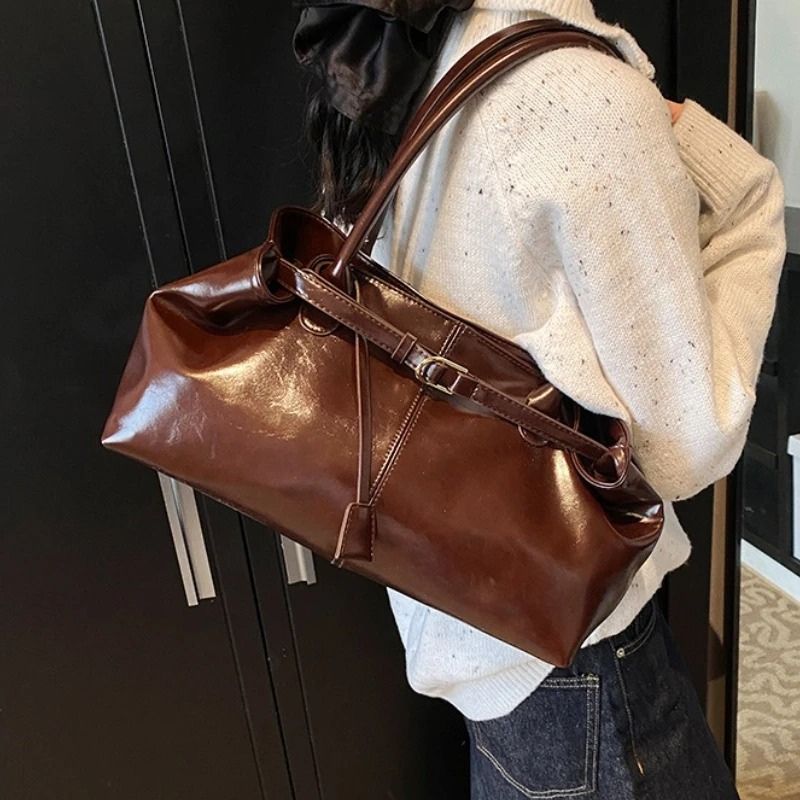 bolsa feminina grande, bolsa feminina de ombro, bolsa grande feminina, bolsa de ombro feminina, bolsa feminina couro PU, bolsa grande couro PU, bolsa feminina Marília, bolsa de ombro grande, bolsa feminina elegante, bolsa feminina moderna, bolsa feminina para trabalho, bolsa feminina para dia a dia, bolsa estilo canoa, bolsa horizontal feminina, bolsa feminina marrom, bolsa feminina preta, bolsa feminina café, bolsa feminina vinho, bolsa couro sintético feminina, bolsa feminina espaçosa