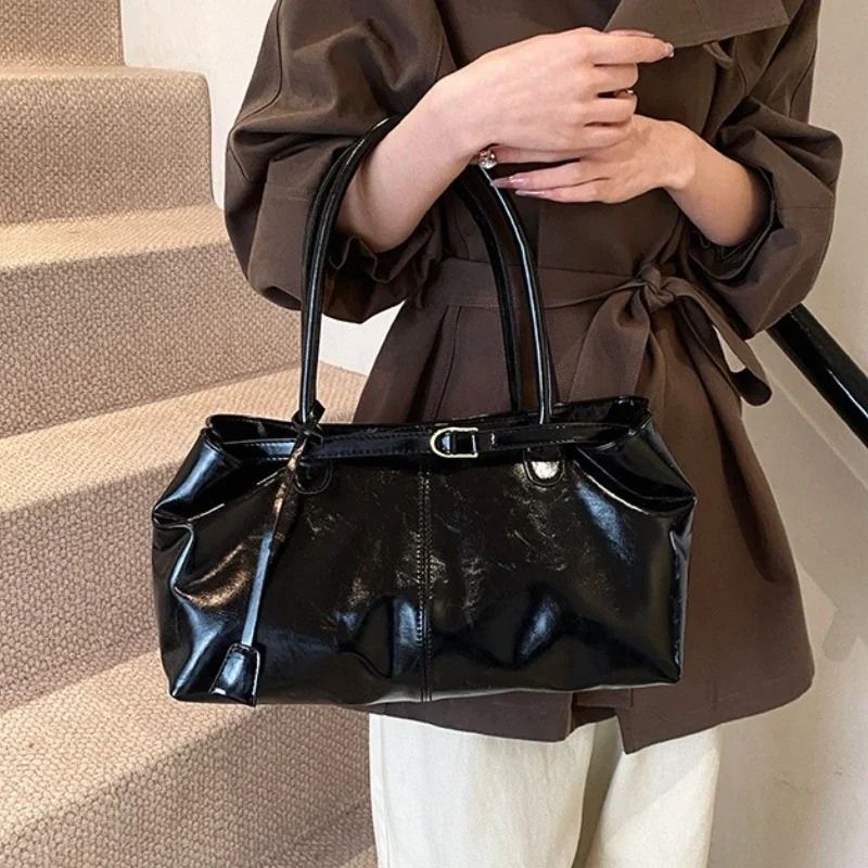 bolsa feminina grande, bolsa feminina de ombro, bolsa grande feminina, bolsa de ombro feminina, bolsa feminina couro PU, bolsa grande couro PU, bolsa feminina Marília, bolsa de ombro grande, bolsa feminina elegante, bolsa feminina moderna, bolsa feminina para trabalho, bolsa feminina para dia a dia, bolsa estilo canoa, bolsa horizontal feminina, bolsa feminina marrom, bolsa feminina preta, bolsa feminina café, bolsa feminina vinho, bolsa couro sintético feminina, bolsa feminina espaçosa