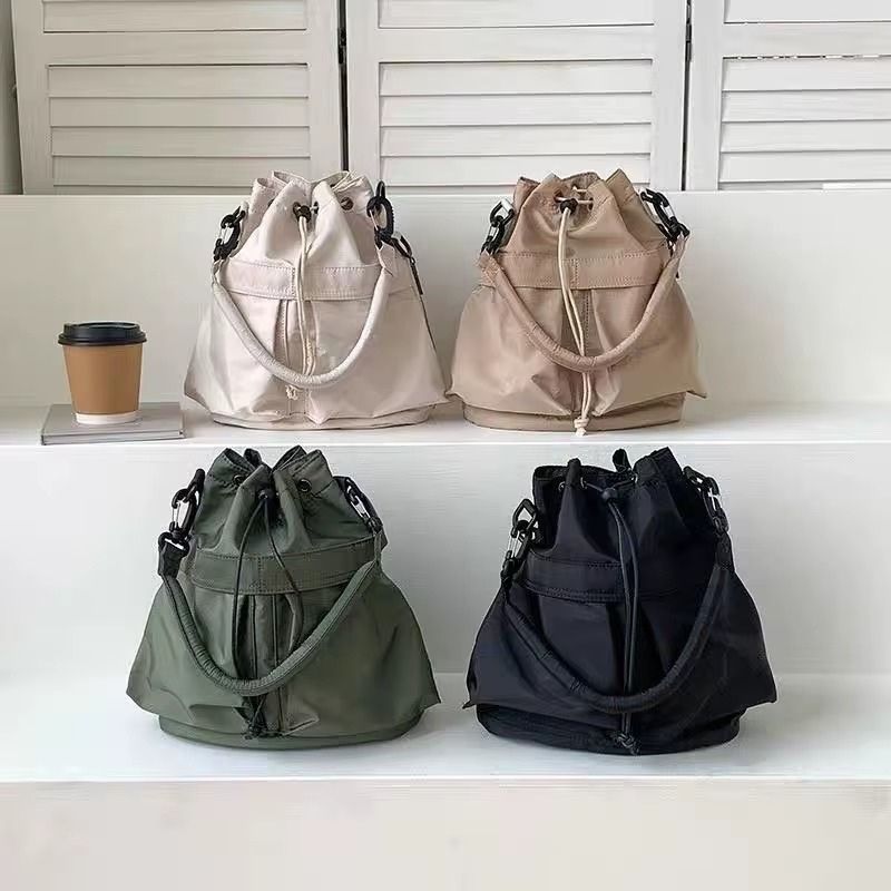 bolsa feminina nylon, bolsa feminina impermeável, bolsa feminina casual, bolsa feminina moderna, bolsa feminina estilo saco, bolsa bucket bag feminina, bolsa feminina tiracolo nylon, bolsa feminina transversal, bolsa feminina leve, bolsa feminina pequena média, bolsa feminina verde, bolsa feminina preta, bolsa feminina off white, bolsa feminina bege, bolsa feminina moderna casual, bolsa feminina para dia a dia, bolsa feminina jovial, bolsa feminina estilosa