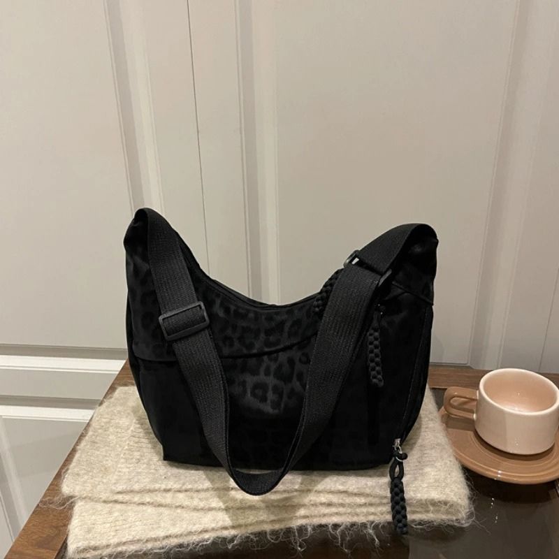 bolsa feminina tiracolo Janine, bolsa feminina, bolsa tiracolo feminina, bolsa feminina média, bolsa feminina casual, bolsa feminina moderna, bolsa feminina elegante, bolsa feminina animal print, bolsa feminina estampa leopardo, bolsa feminina leopardo, bolsa feminina couro ecológico, bolsa feminina premium, bolsa feminina marrom, bolsa feminina preta, bolsa feminina vermelha, bolsa feminina com zíper, bolsa feminina com bolso lateral, bolsa feminina com bolso interno, bolsa feminina para trabalho, bolsa fe