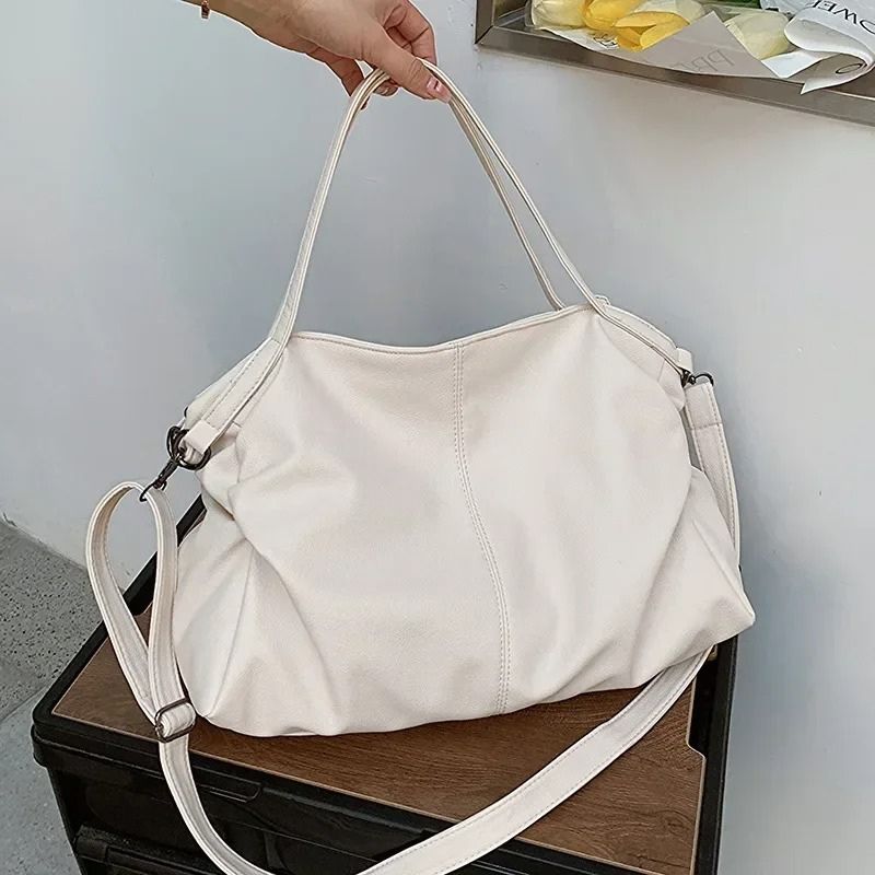 bolsa feminina grande, bolsa feminina grande Malu, bolsa Malu, bolsa feminina tiracolo, bolsa tiracolo feminina, bolsa tiracolo grande, bolsa feminina grande tiracolo, bolsa tote feminina, bolsa tote grande, bolsa feminina tote, bolsa tipo saco feminina, bolsa saco feminina, bolsa feminina tipo saco, bolsa saco grande, bolsa feminina couro PU, bolsa couro PU feminina, bolsa grande couro PU, bolsa feminina espaçosa, bolsa grande espaçosa, bolsa feminina 43 cm, bolsa grande 43 cm, bolsa feminina para o dia a