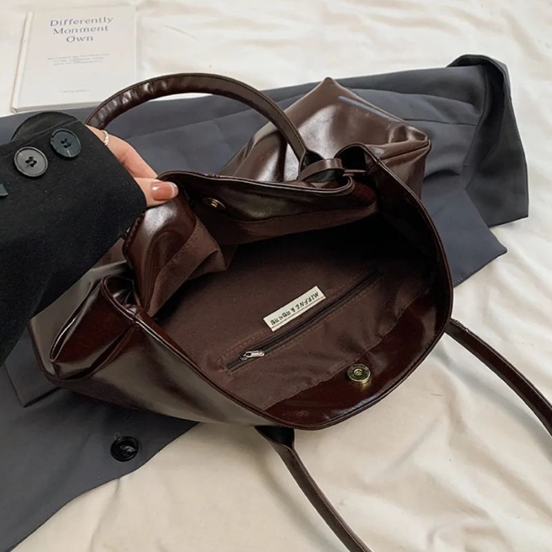 bolsa feminina grande, bolsa feminina de ombro, bolsa grande feminina, bolsa de ombro feminina, bolsa feminina couro PU, bolsa grande couro PU, bolsa feminina Marília, bolsa de ombro grande, bolsa feminina elegante, bolsa feminina moderna, bolsa feminina para trabalho, bolsa feminina para dia a dia, bolsa estilo canoa, bolsa horizontal feminina, bolsa feminina marrom, bolsa feminina preta, bolsa feminina café, bolsa feminina vinho, bolsa couro sintético feminina, bolsa feminina espaçosa