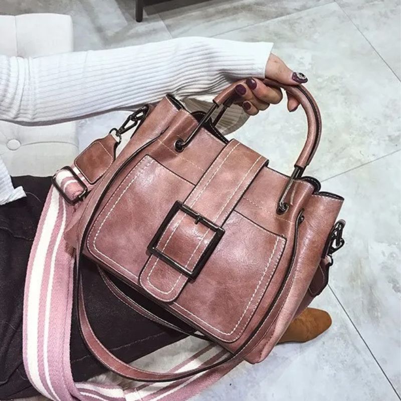 bolsa feminina tiracolo, bolsa feminina moderna, bolsa feminina elegante, bolsa feminina estruturada, bolsa feminina média, bolsa feminina sofisticada, bolsa feminina casual chic, bolsa feminina com alça larga, bolsa feminina transversal, bolsa feminina premium, bolsa feminina caramelo, bolsa feminina preta, bolsa feminina rosé, bolsa feminina fashion, bolsa feminina moderna elegante, bolsa feminina de ombro, bolsa feminina estilosa, bolsa feminina versátil, bolsa feminina para dia a dia, bolsa feminina Ana