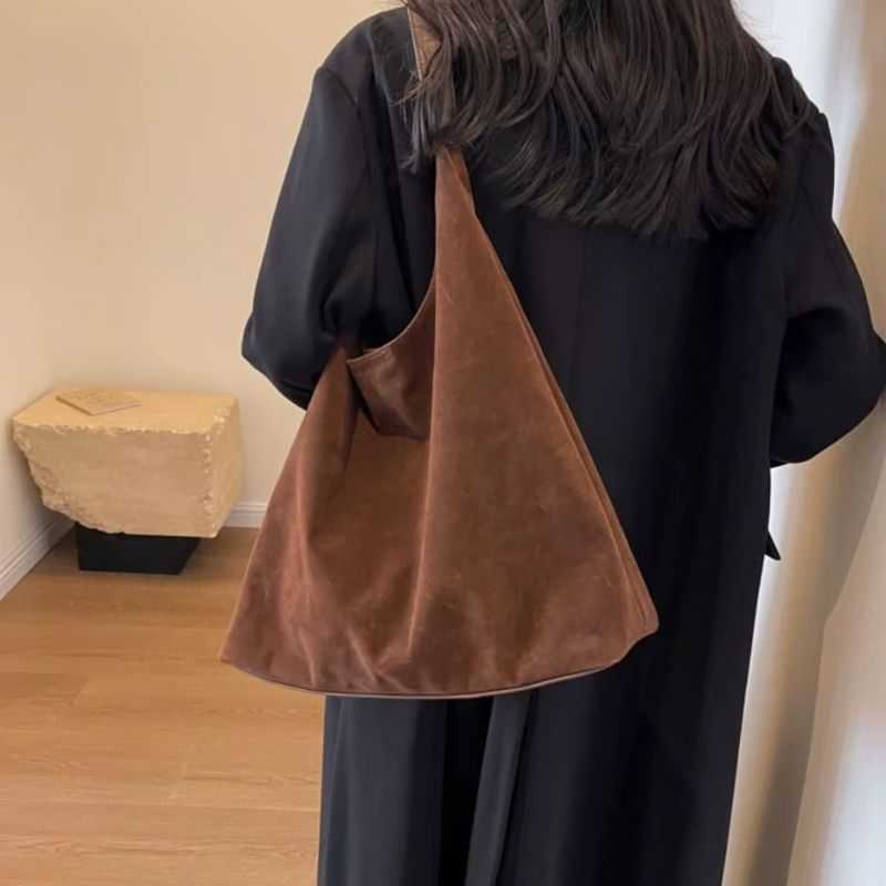 bolsa feminina camurça, bolsa suede feminina, bolsa feminina tipo saco, bolsa feminina de ombro, bolsa feminina grande camurça, bolsa feminina estilo minimalista, bolsa feminina moderna, bolsa feminina elegante, bolsa feminina casual, bolsa feminina macia, bolsa feminina leve, bolsa feminina marrom, bolsa feminina preta