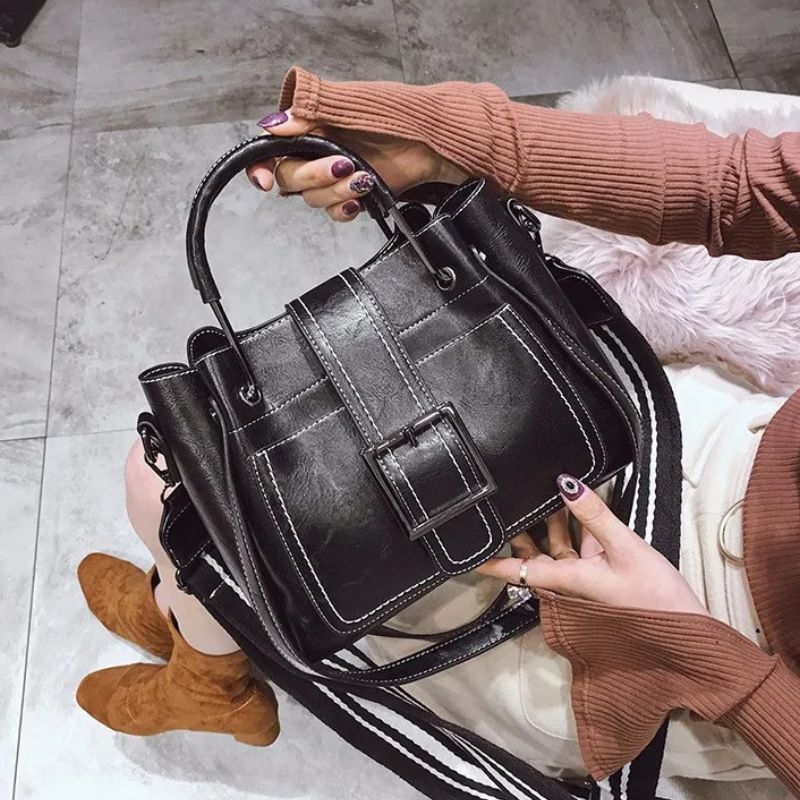 bolsa feminina tiracolo, bolsa feminina moderna, bolsa feminina elegante, bolsa feminina estruturada, bolsa feminina média, bolsa feminina sofisticada, bolsa feminina casual chic, bolsa feminina com alça larga, bolsa feminina transversal, bolsa feminina premium, bolsa feminina caramelo, bolsa feminina preta, bolsa feminina rosé, bolsa feminina fashion, bolsa feminina moderna elegante, bolsa feminina de ombro, bolsa feminina estilosa, bolsa feminina versátil, bolsa feminina para dia a dia, bolsa feminina Ana