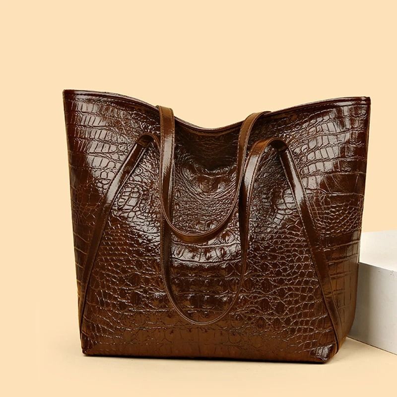 bolsa feminina grande, bolsa feminina tiracolo lisboa, bolsa feminina grande tiracolo, bolsa feminina textura crocodilo, bolsa feminina estilo crocodilo, bolsa feminina envernizada, bolsa feminina brilhante, bolsa feminina elegante, bolsa feminina premium, bolsa feminina sofisticada, bolsa feminina moderna, bolsa feminina luxo, bolsa feminina grande elegante, bolsa feminina para trabalho, bolsa feminina executiva, bolsa feminina espaçosa, bolsa feminina ombro, bolsa feminina casual chic, bolsa feminina fash