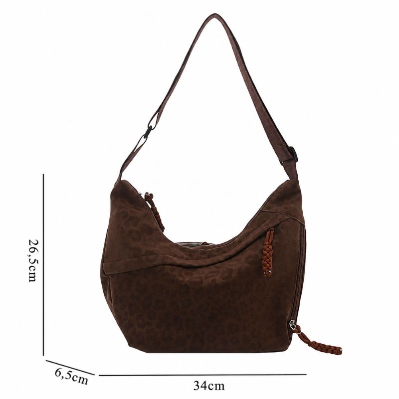 bolsa feminina tiracolo Janine, bolsa feminina, bolsa tiracolo feminina, bolsa feminina média, bolsa feminina casual, bolsa feminina moderna, bolsa feminina elegante, bolsa feminina animal print, bolsa feminina estampa leopardo, bolsa feminina leopardo, bolsa feminina couro ecológico, bolsa feminina premium, bolsa feminina marrom, bolsa feminina preta, bolsa feminina vermelha, bolsa feminina com zíper, bolsa feminina com bolso lateral, bolsa feminina com bolso interno, bolsa feminina para trabalho, bolsa fe