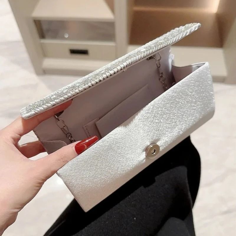 bolsa feminina clutch Gisele, bolsa clutch feminina, clutch feminina, bolsa clutch para festa, bolsa feminina para festa, bolsa de festa feminina, bolsa para casamento, bolsa feminina para casamento, clutch para casamento, bolsa para formatura, clutch para formatura, bolsa feminina para formatura, bolsa pequena para festa, bolsa feminina pequena, bolsa feminina com brilho, bolsa brilhante feminina, clutch com brilho, bolsa de mão feminina, bolsa de mão para festa, bolsa tiracolo para festa, clutch tiracolo,