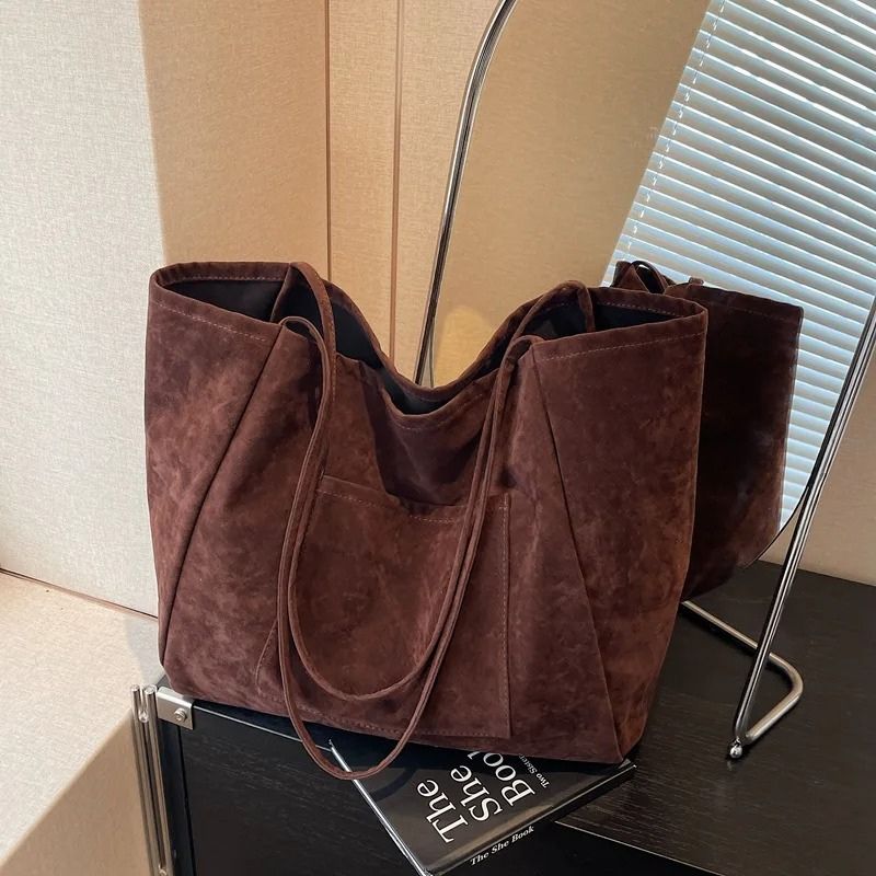 bolsa feminina grande, bolsa feminina grande Juci, bolsa Juci, bolsa tipo saco feminina, bolsa saco feminina, bolsa feminina suede, bolsa feminina em suede, bolsa suede sintético, bolsa em suede sintético, bolsa estilo camurça, bolsa feminina estilo camurça, bolsa camurça feminina, bolsa efeito camurça, bolsa grande camurça, bolsa grande suede, bolsa de ombro feminina, bolsa feminina de ombro, bolsa grande de ombro, bolsa feminina espaçosa, bolsa grande espaçosa, bolsa feminina para o dia a dia, bolsa grand