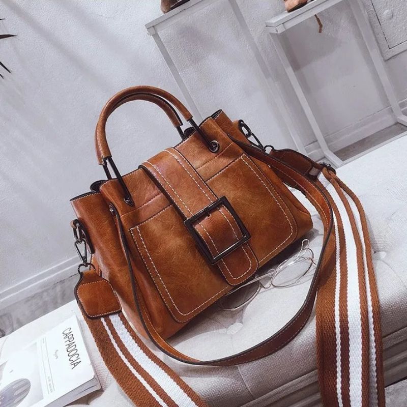 bolsa feminina tiracolo, bolsa feminina moderna, bolsa feminina elegante, bolsa feminina estruturada, bolsa feminina média, bolsa feminina sofisticada, bolsa feminina casual chic, bolsa feminina com alça larga, bolsa feminina transversal, bolsa feminina premium, bolsa feminina caramelo, bolsa feminina preta, bolsa feminina rosé, bolsa feminina fashion, bolsa feminina moderna elegante, bolsa feminina de ombro, bolsa feminina estilosa, bolsa feminina versátil, bolsa feminina para dia a dia, bolsa feminina Ana