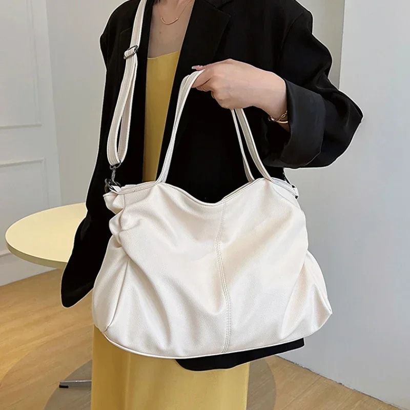 bolsa feminina grande, bolsa feminina grande Malu, bolsa Malu, bolsa feminina tiracolo, bolsa tiracolo feminina, bolsa tiracolo grande, bolsa feminina grande tiracolo, bolsa tote feminina, bolsa tote grande, bolsa feminina tote, bolsa tipo saco feminina, bolsa saco feminina, bolsa feminina tipo saco, bolsa saco grande, bolsa feminina couro PU, bolsa couro PU feminina, bolsa grande couro PU, bolsa feminina espaçosa, bolsa grande espaçosa, bolsa feminina 43 cm, bolsa grande 43 cm, bolsa feminina para o dia a