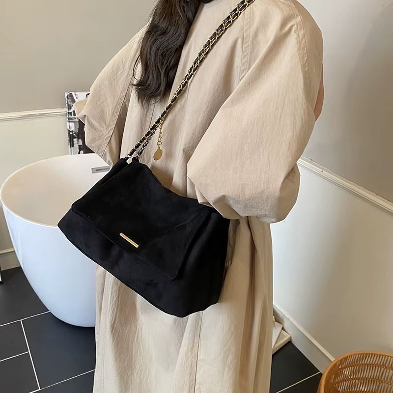 bolsa feminina suede sintético, bolsa feminina camurça, bolsa feminina tiracolo suede, bolsa feminina toque aveludado, bolsa feminina macia elegante, bolsa feminina camurça sintética, bolsa feminina confortável, bolsa feminina resistente, bolsa feminina dia a dia elegante, bolsa feminina moderna suede, bolsa feminina prática elegante, bolsa feminina estilo camurça