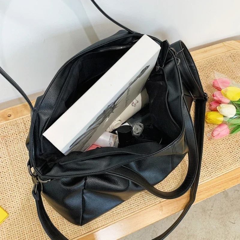 bolsa feminina grande, bolsa feminina grande Malu, bolsa Malu, bolsa feminina tiracolo, bolsa tiracolo feminina, bolsa tiracolo grande, bolsa feminina grande tiracolo, bolsa tote feminina, bolsa tote grande, bolsa feminina tote, bolsa tipo saco feminina, bolsa saco feminina, bolsa feminina tipo saco, bolsa saco grande, bolsa feminina couro PU, bolsa couro PU feminina, bolsa grande couro PU, bolsa feminina espaçosa, bolsa grande espaçosa, bolsa feminina 43 cm, bolsa grande 43 cm, bolsa feminina para o dia a