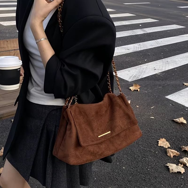 bolsa feminina suede sintético, bolsa feminina camurça, bolsa feminina tiracolo suede, bolsa feminina toque aveludado, bolsa feminina macia elegante, bolsa feminina camurça sintética, bolsa feminina confortável, bolsa feminina resistente, bolsa feminina dia a dia elegante, bolsa feminina moderna suede, bolsa feminina prática elegante, bolsa feminina estilo camurça