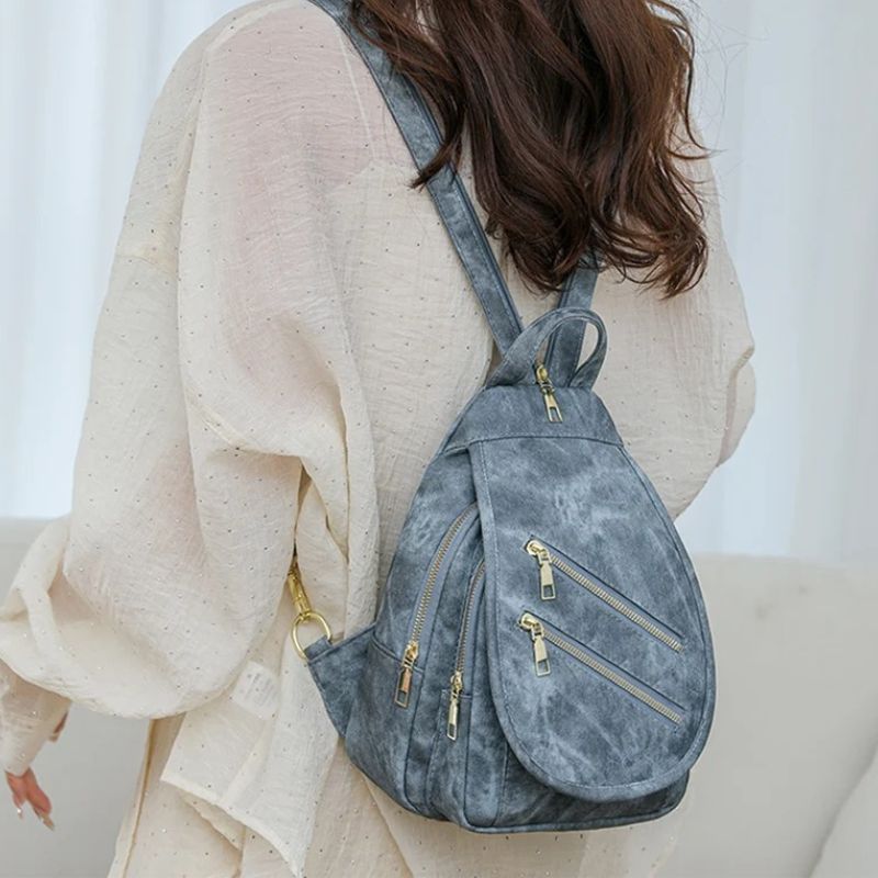 mochila feminina moderna Patricia, mochila feminina, mochila feminina pequena, mochila feminina média, mochila feminina casual, mochila feminina elegante, mochila feminina moderna, mochila feminina couro ecológico, mochila feminina premium, mochila feminina para trabalho, mochila feminina para faculdade, mochila feminina para viagem, mochila feminina para passeio, mochila feminina urbana, mochila feminina fashion, mochila feminina com muitos bolsos, mochila feminina com bolso traseiro, mochila feminina com