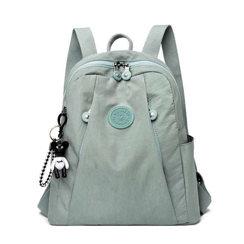 mochila feminina nylon, mochila feminina leve, mochila feminina pequena, mochila feminina média, mochila feminina moderna, mochila feminina casual, mochila feminina para dia a dia, mochila feminina preta, mochila feminina verde, mochila feminina resistente, mochila feminina compacta, mochila feminina organizada
