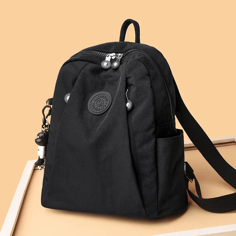 mochila feminina nylon, mochila feminina leve, mochila feminina pequena, mochila feminina média, mochila feminina moderna, mochila feminina casual, mochila feminina para dia a dia, mochila feminina preta, mochila feminina verde, mochila feminina resistente, mochila feminina compacta, mochila feminina organizada