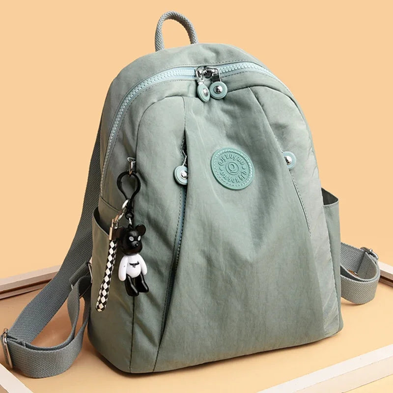 mochila feminina nylon, mochila feminina leve, mochila feminina pequena, mochila feminina média, mochila feminina moderna, mochila feminina casual, mochila feminina para dia a dia, mochila feminina preta, mochila feminina verde, mochila feminina resistente, mochila feminina compacta, mochila feminina organizada