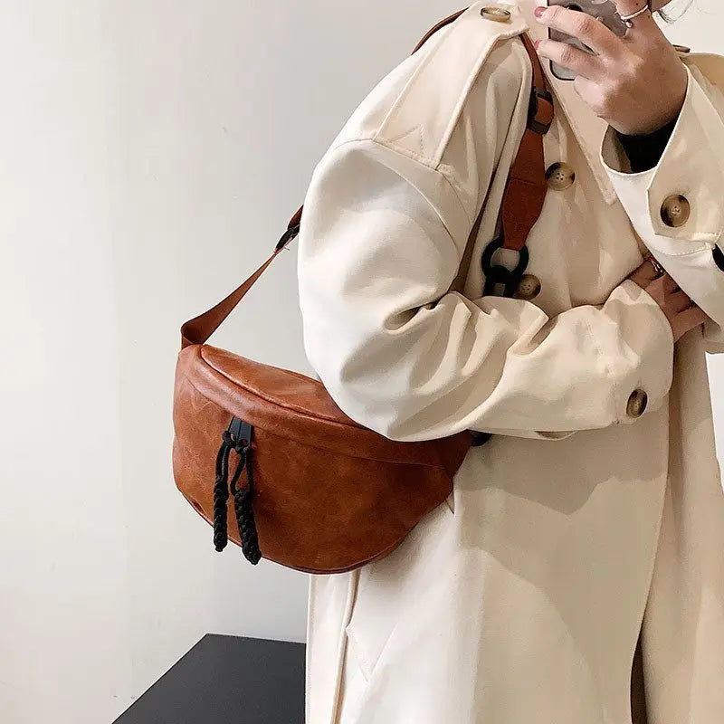 bolsa feminina pochete, bolsa feminina transversal moderna, bolsa feminina crossbody, bolsa feminina pequena prática, bolsa feminina moderna urbana, bolsa feminina pochete elegante, bolsa feminina leve, bolsa feminina casual moderna, bolsa feminina versátil, bolsa feminina compacta, bolsa feminina ombro pequena, bolsa feminina estilo pochete