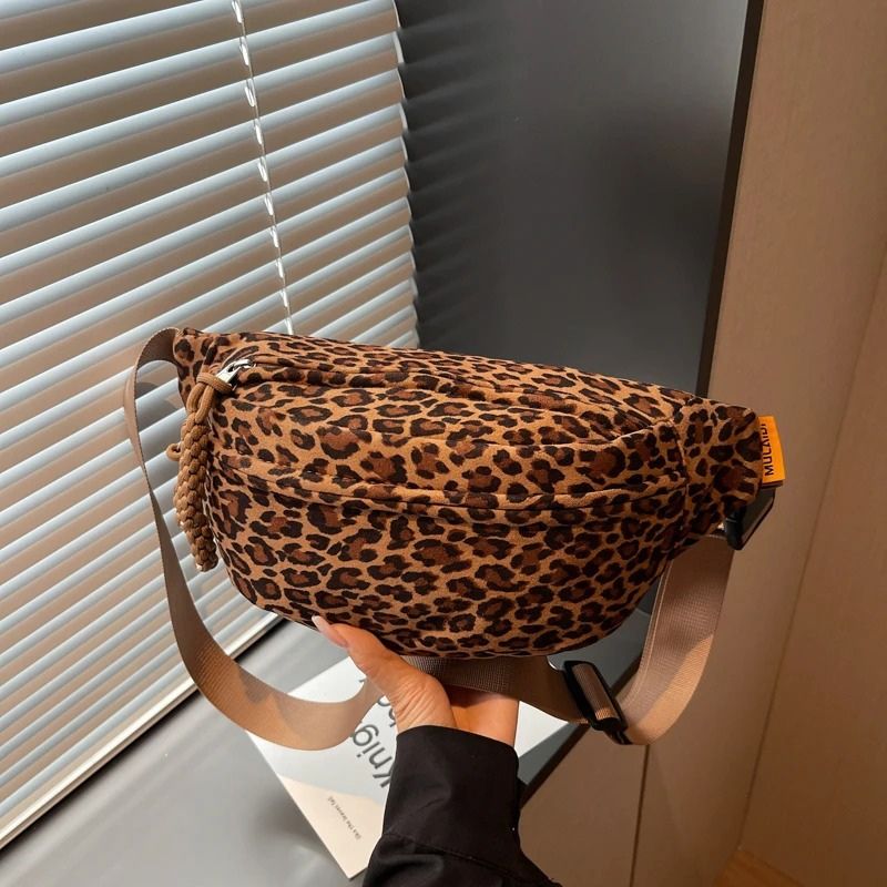 bolsa pochete feminina, bolsa feminina animal print, bolsa feminina leopardo, bolsa feminina estampa de leopardo, pochete feminina moderna, bolsa transversal feminina, bolsa casual feminina, bolsa feminina fashion, bolsa feminina nylon, bolsa feminina estampada, bolsa feminina jovem, bolsa feminina moderna, bolsa feminina confortável, bolsa feminina street style, pochete feminina casual, bolsa feminina compacta, bolsa feminina onça, bolsa feminina leopard print, bolsa feminina estilosa, bolsa feminina Nicol