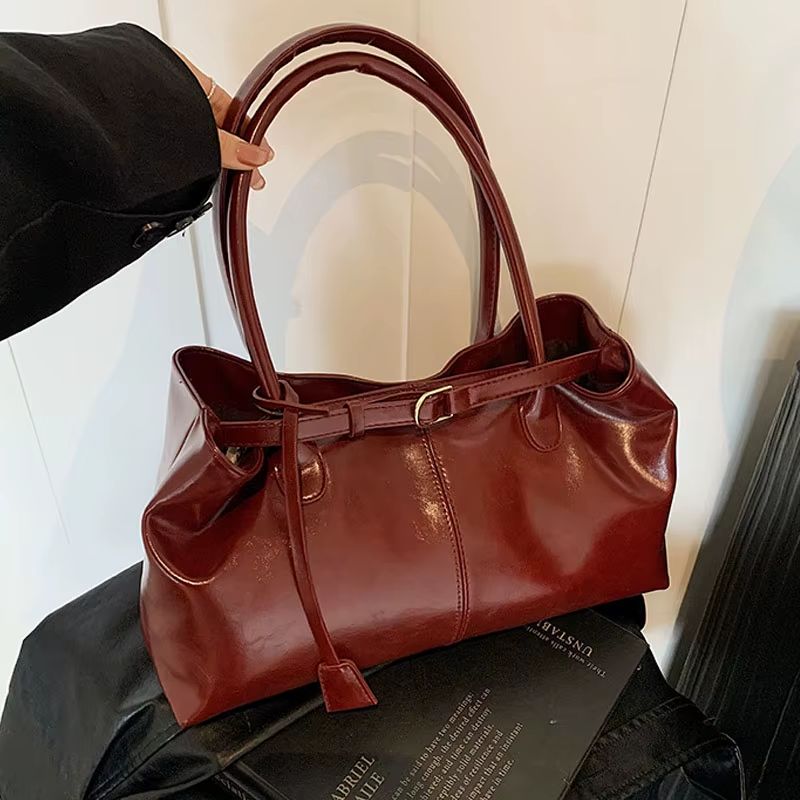 bolsa feminina grande, bolsa feminina de ombro, bolsa grande feminina, bolsa de ombro feminina, bolsa feminina couro PU, bolsa grande couro PU, bolsa feminina Marília, bolsa de ombro grande, bolsa feminina elegante, bolsa feminina moderna, bolsa feminina para trabalho, bolsa feminina para dia a dia, bolsa estilo canoa, bolsa horizontal feminina, bolsa feminina marrom, bolsa feminina preta, bolsa feminina café, bolsa feminina vinho, bolsa couro sintético feminina, bolsa feminina espaçosa